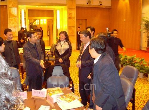 襄樊市李新華市長與張總親切交流