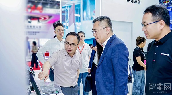 2025上海車展 | 移遠(yuǎn)通信全棧車載智能解決方案重磅亮相，重構(gòu)“全域智能”出行新范式